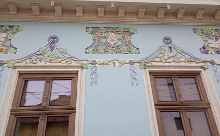 Stefánia utca 4. – 1902-ből való homlokzati díszítés és falfestés felújítása